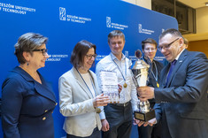 Zwycięzcy z przedstawicielami władz uczelni,