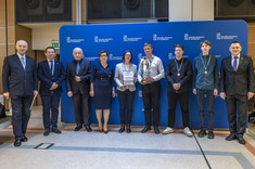 Zwycięzcy z przedstawicielami władz uczelni,